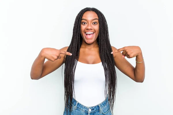 Beyaz Arka Planda Izole Edilmiş Genç Afrikalı Amerikalı Kadın Parmağını — Stok fotoğraf
