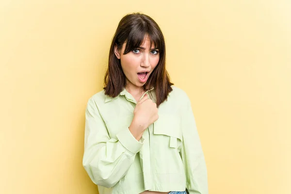 Young Caucasian Woman Isolated Yellow Background Surprised Pointing Finger Smiling — Stock Photo, Image