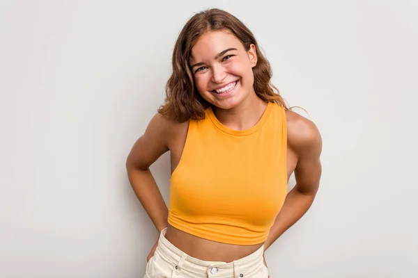 Mavi Arka Planda Izole Edilmiş Genç Beyaz Kadın Mutlu Güler — Stok fotoğraf