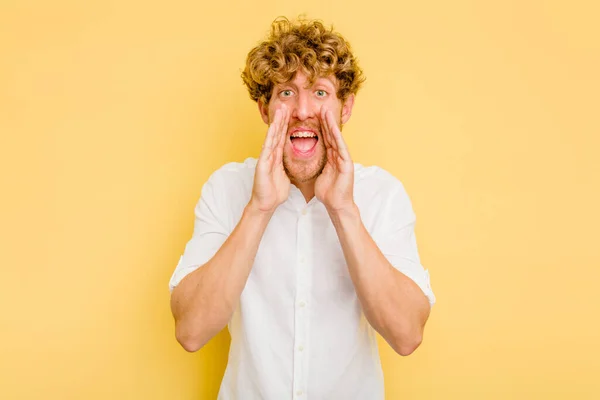 Junger Kaukasischer Mann Isoliert Auf Gelbem Hintergrund Sagt Einen Klatsch — Stockfoto