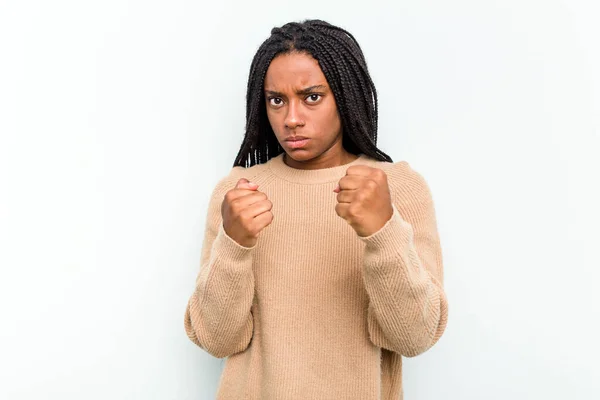 Beyaz Arka Planda Izole Edilmiş Genç Afrikalı Amerikalı Kadın Yumruğunu — Stok fotoğraf