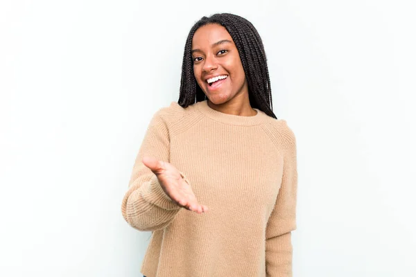 若いアフリカ系アメリカ人の女性は 挨拶ジェスチャーでカメラで手を伸ばし白い背景に隔離 — ストック写真