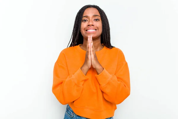 Mujer Afroamericana Joven Aislada Sobre Fondo Blanco Cogida Mano Orar — Foto de Stock