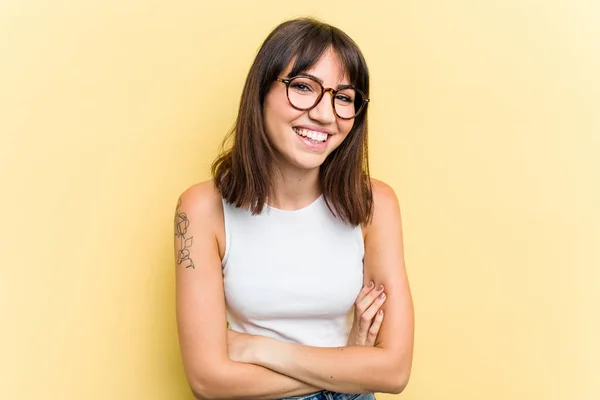 Junge Kaukasische Frau Isoliert Auf Gelbem Hintergrund Lacht Und Hat — Stockfoto