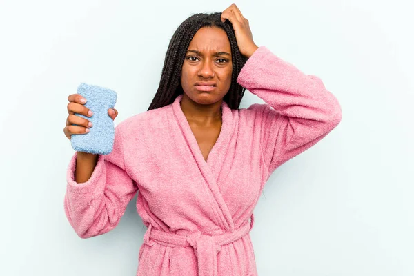 Ung Afroamerikansk Kvinna Som Håller Svamp Isolerad Blå Bakgrund Chockad — Stockfoto
