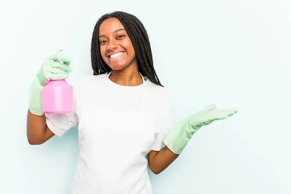 Joven Limpiadora Afroamericana Aislada Sobre Fondo Azul Mostrando Espacio Copia —  Fotos de Stock