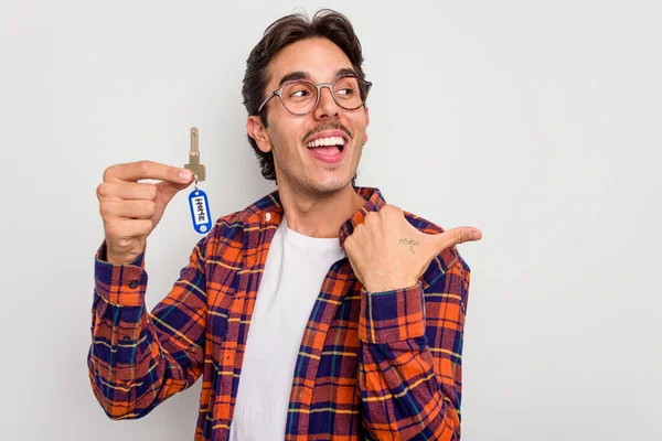 Fiatal Spanyol Férfi Tartja Otthon Kulcsok Elszigetelt Fehér Háttér Pontok — Stock Fotó