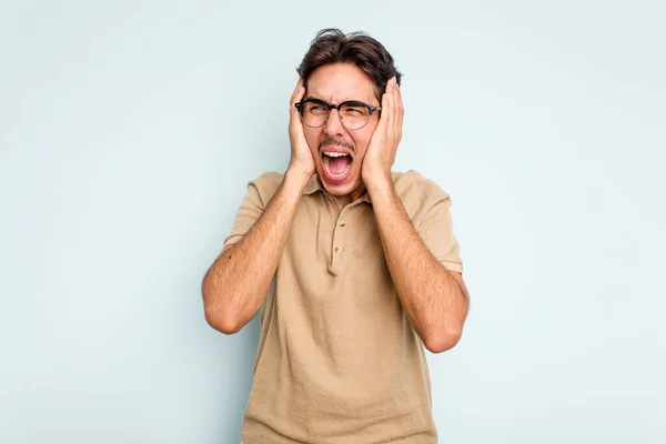 Young Hispanic Man Isolated Blue Background Covering Ears Hands Trying — Stock Photo, Image