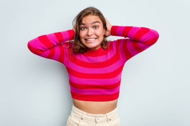 Mavi arka planda izole edilmiş beyaz bir kadın öfkeyle bağırıyor..