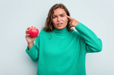 Mavi arka planda soyutlanmış beyaz bir kadın işaret parmağıyla hayal kırıklığı gösteriyor..