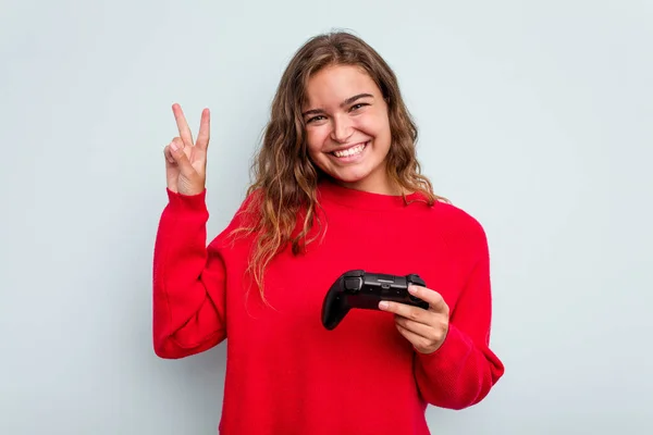 Jonge Kaukasische Gamer Vrouw Met Een Spel Controller Geïsoleerd Blauwe — Stockfoto