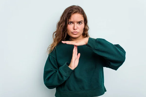 Mujer Joven Caucásica Aislada Sobre Fondo Azul Mostrando Gesto Tiempo — Foto de Stock