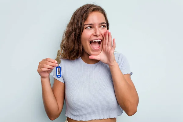 Young Caucasian Woman Holding Home Keys Isolated Blue Background Shouting — Stockfoto