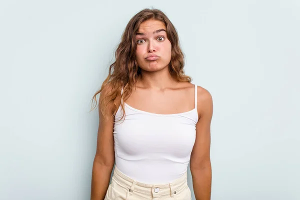 Mujer Joven Caucásica Aislada Sobre Fondo Azul Sopla Mejillas Tiene — Foto de Stock