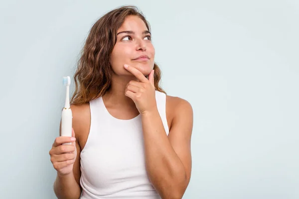 Joven Mujer Caucásica Sosteniendo Cepillo Dientes Eléctrico Aislado Fondo Azul — Foto de Stock