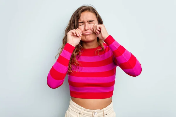 Giovane Donna Caucasica Isolato Sfondo Blu Piagnucolare Piangere Sconsolato — Foto Stock