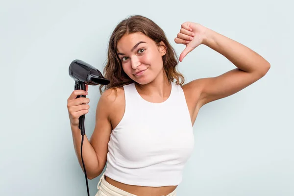 Mujer Caucásica Joven Sosteniendo Secador Pelo Aislado Sobre Fondo Azul — Foto de Stock