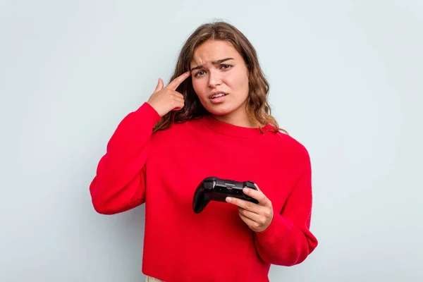 Jonge Kaukasische Gamer Vrouw Met Een Game Controller Geïsoleerd Blauwe — Stockfoto