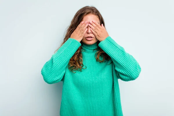 Young Caucasian Woman Isolated Blue Background Afraid Covering Eyes Hands — Stock Photo, Image