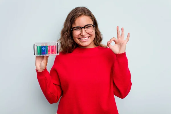 Young Caucasian Woman Holding Battery Box Isolated Blue Background Cheerful — Stock Photo, Image