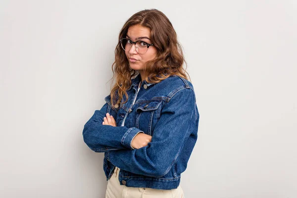 Young Caucasian Woman Isolated Blue Background Suspicious Uncertain Examining You — Stock Photo, Image