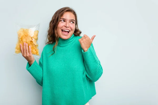 Junge Kaukasische Frau Hält Kartoffelknollen Isoliert Auf Blauem Hintergrund Mit — Stockfoto