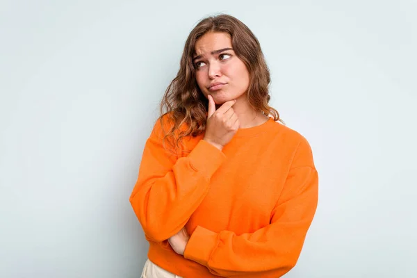 Mujer Caucásica Joven Aislada Sobre Fondo Azul Sufre Dolor Garganta — Foto de Stock