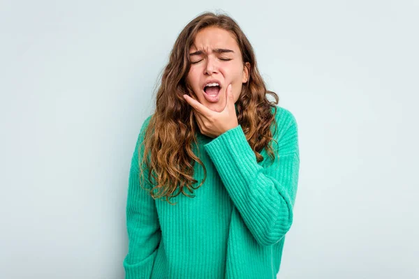 Ung Kaukasisk Kvinna Isolerad Blå Bakgrund Har Stark Tänder Smärta — Stockfoto