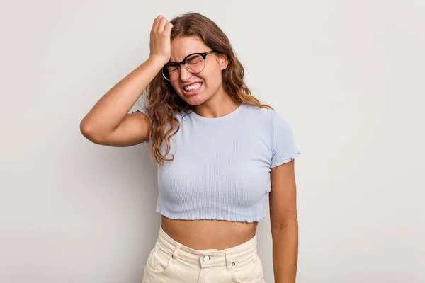 Giovane Donna Caucasica Isolata Sfondo Blu Dimenticando Qualcosa Schiaffeggiando Fronte — Foto Stock