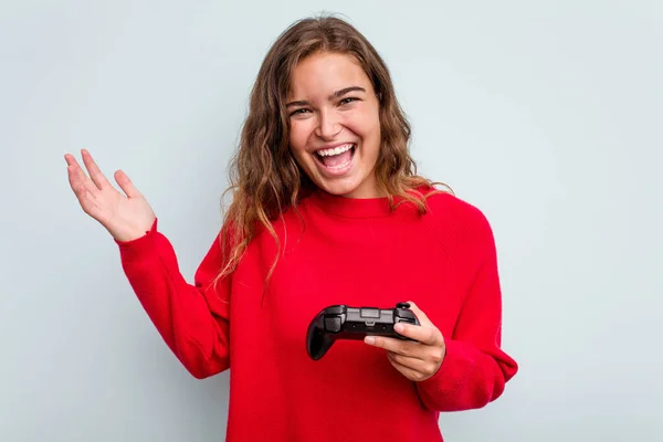 Jonge Kaukasische Gamer Vrouw Met Een Game Controller Geïsoleerd Blauwe — Stockfoto