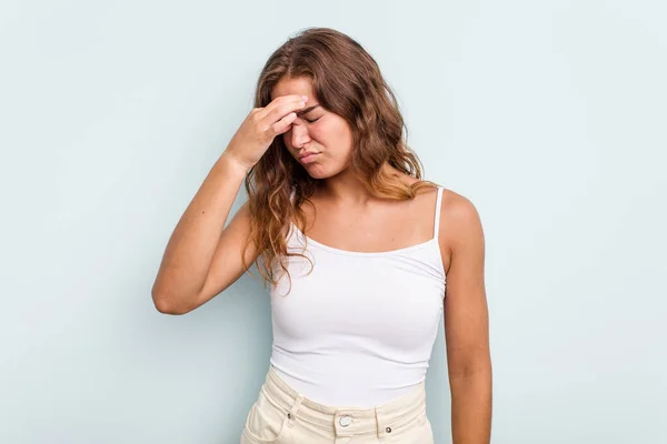 Junge Kaukasische Frau Isoliert Auf Blauem Hintergrund Mit Kopfschmerzen Berührung — Stockfoto