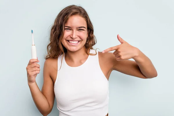Young Caucasian Woman Holding Electric Toothbrush Isolated Blue Background Person — Stock Photo, Image