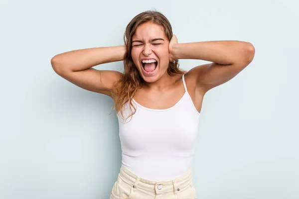 Young Caucasian Woman Isolated Blue Background Covering Ears Hands Trying — Stock Photo, Image