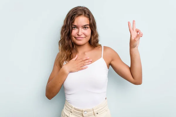 Ung Kaukasisk Kvinna Isolerad Blå Bakgrund Sätta Handen Bröstet — Stockfoto