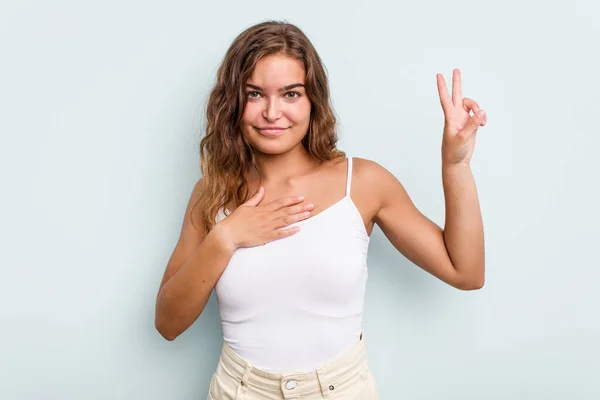 Mulher Caucasiana Jovem Isolado Fundo Azul Fazendo Juramento Colocando Mão — Fotografia de Stock