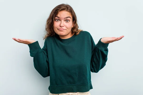 Jonge Blanke Vrouw Geïsoleerd Blauwe Achtergrond Twijfelen Schouders Ophalen Ondervraging — Stockfoto