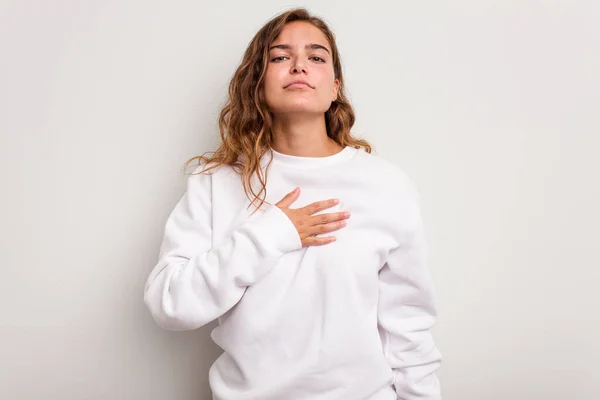 Ung Kaukasisk Kvinna Isolerad Blå Bakgrund Sätta Handen Bröstet — Stockfoto