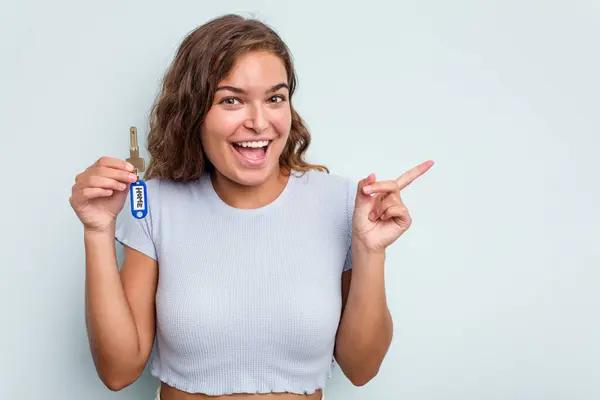 Young Caucasian Woman Holding Home Keys Isolated Blue Background Smiling — Fotografia de Stock