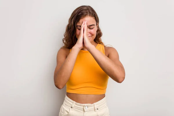 Giovane Donna Caucasica Isolata Sfondo Blu Tenendosi Mano Preghiera Vicino — Foto Stock