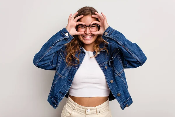 Joven Mujer Caucásica Aislada Sobre Fondo Azul Excitada Manteniendo Gesto —  Fotos de Stock