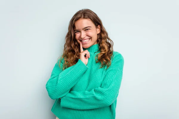 Νεαρή Καυκάσια Γυναίκα Απομονωμένη Μπλε Φόντο Χαμογελώντας Χαρούμενη Και Αυτοπεποίθηση — Φωτογραφία Αρχείου