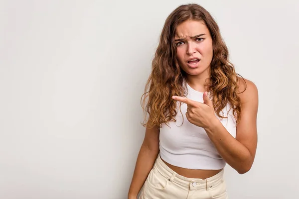 Mujer Joven Caucásica Aislada Sobre Fondo Azul Apuntando Hacia Lado — Foto de Stock