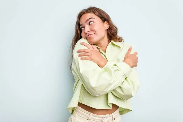 Mulher Caucasiana Jovem Isolado Abraços Fundo Azul Sorrindo Despreocupado Feliz — Fotografia de Stock