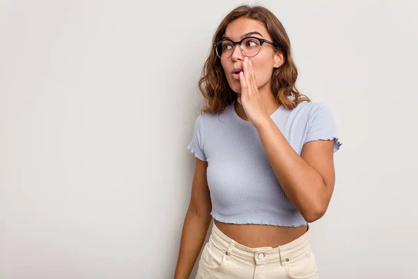 Joven Mujer Caucásica Aislada Sobre Fondo Azul Siendo Sorprendida Por — Foto de Stock