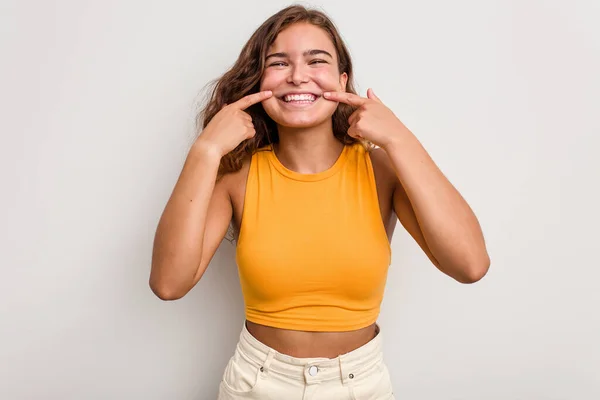 Mujer Joven Caucásica Aislada Sobre Fondo Azul Sonríe Señalando Con — Foto de Stock