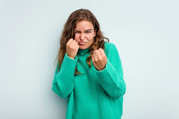 Giovane Donna Caucasica Isolata Sfondo Blu Che Lancia Pugno Rabbia — Foto Stock