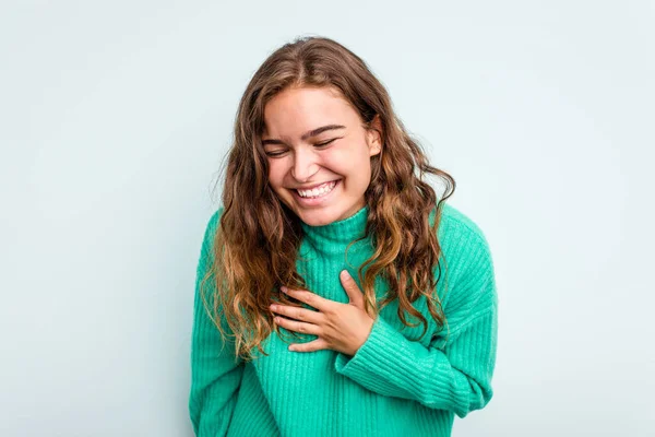 Молода Біла Жінка Ізольована Синьому Фоні Сміється Голосно Тримаючи Руку — стокове фото