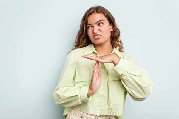 Jonge Blanke Vrouw Geïsoleerd Blauwe Achtergrond Met Een Time Out — Stockfoto