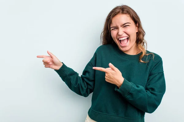 Mujer Caucásica Joven Aislada Sobre Fondo Azul Señalando Con Los — Foto de Stock