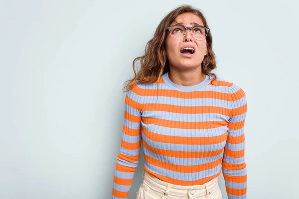 Jonge Blanke Vrouw Geïsoleerd Blauwe Achtergrond Schreeuwen Zeer Boos Woede — Stockfoto